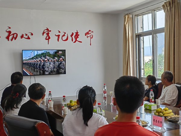 掌心策略 四川富顺俩小伙参加阅兵式 家乡父老紧紧盯着电视寻找日夜牵挂的面孔