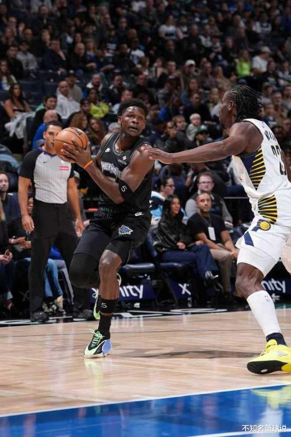 盈股网配资 森林狼官宣: 爱德华兹右腿筋紧张伤退 仅打3分钟得到5分